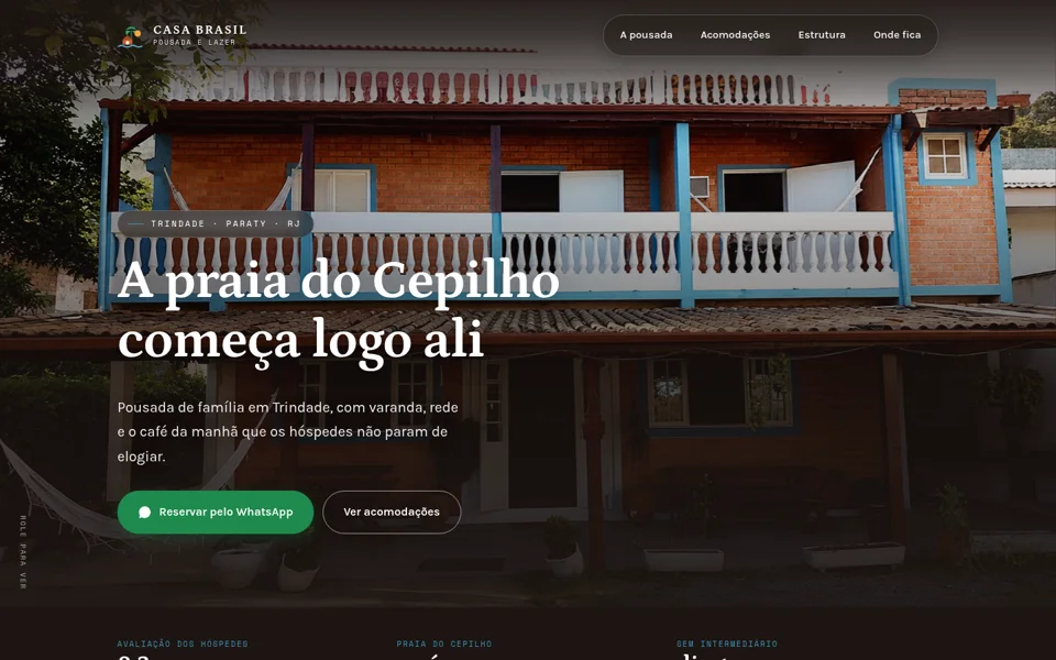Primeira tela do site da Casa Brasil Pousada, com a fachada de tijolo e varanda azul